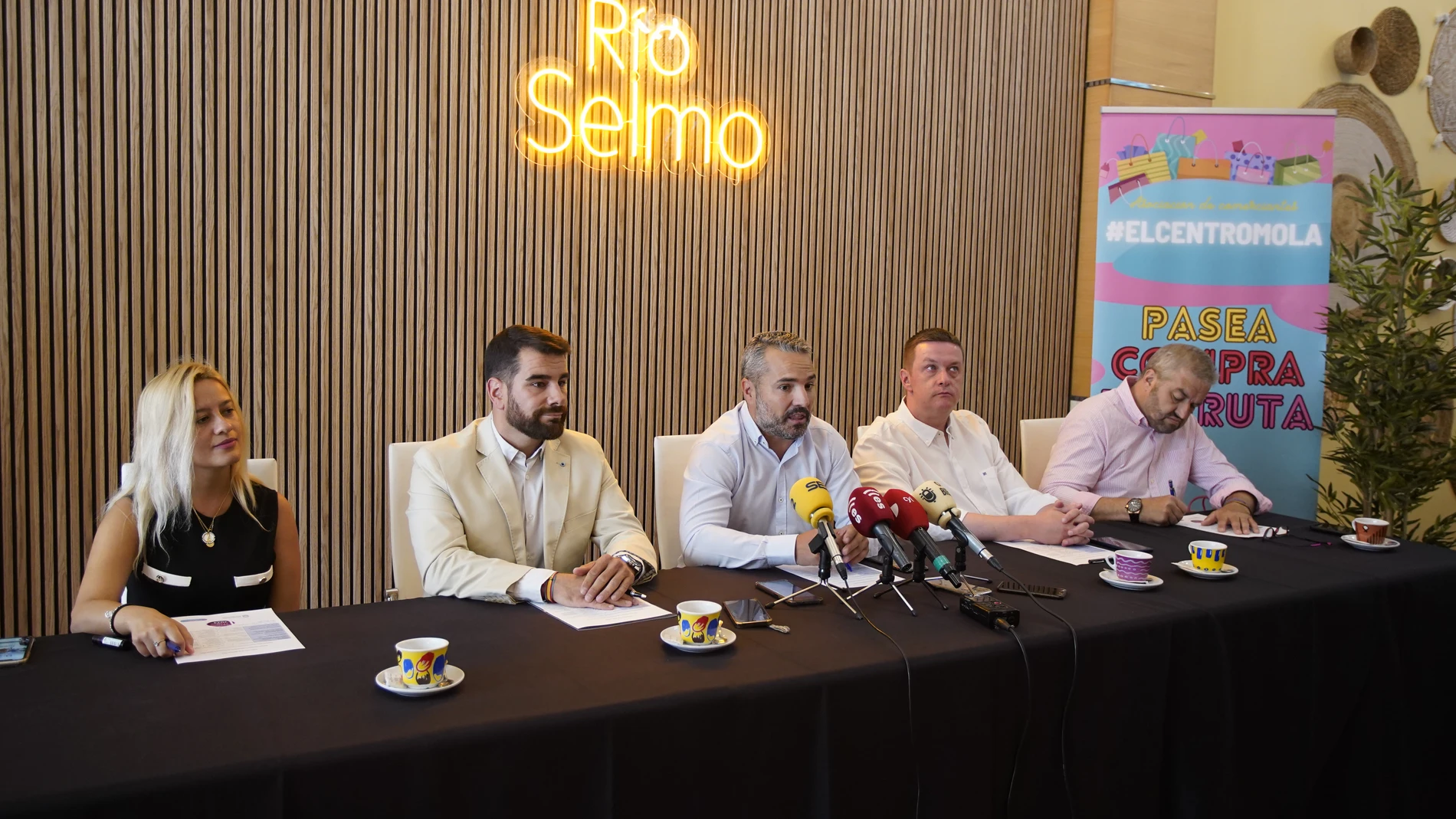 Los miembros de la asociación El Centro Mola y representantes del Ayuntamiento de Ponferrada, durante el desayuno informativo y reunión del jurado de la I Gala del Comercio de Ponferrada