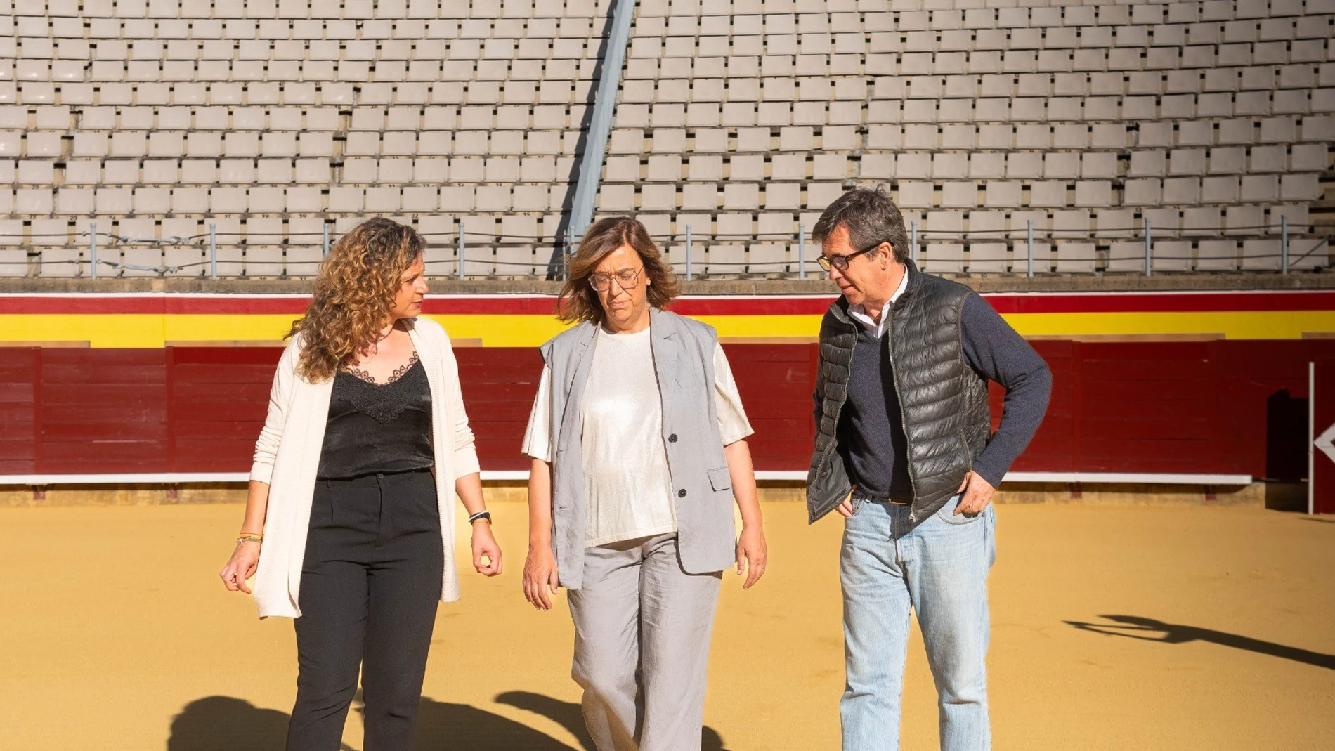 La presidenta de la Diputación de Palencia, Ángeles Armisén, contempla las obras realizadas en la Plaza de Toros