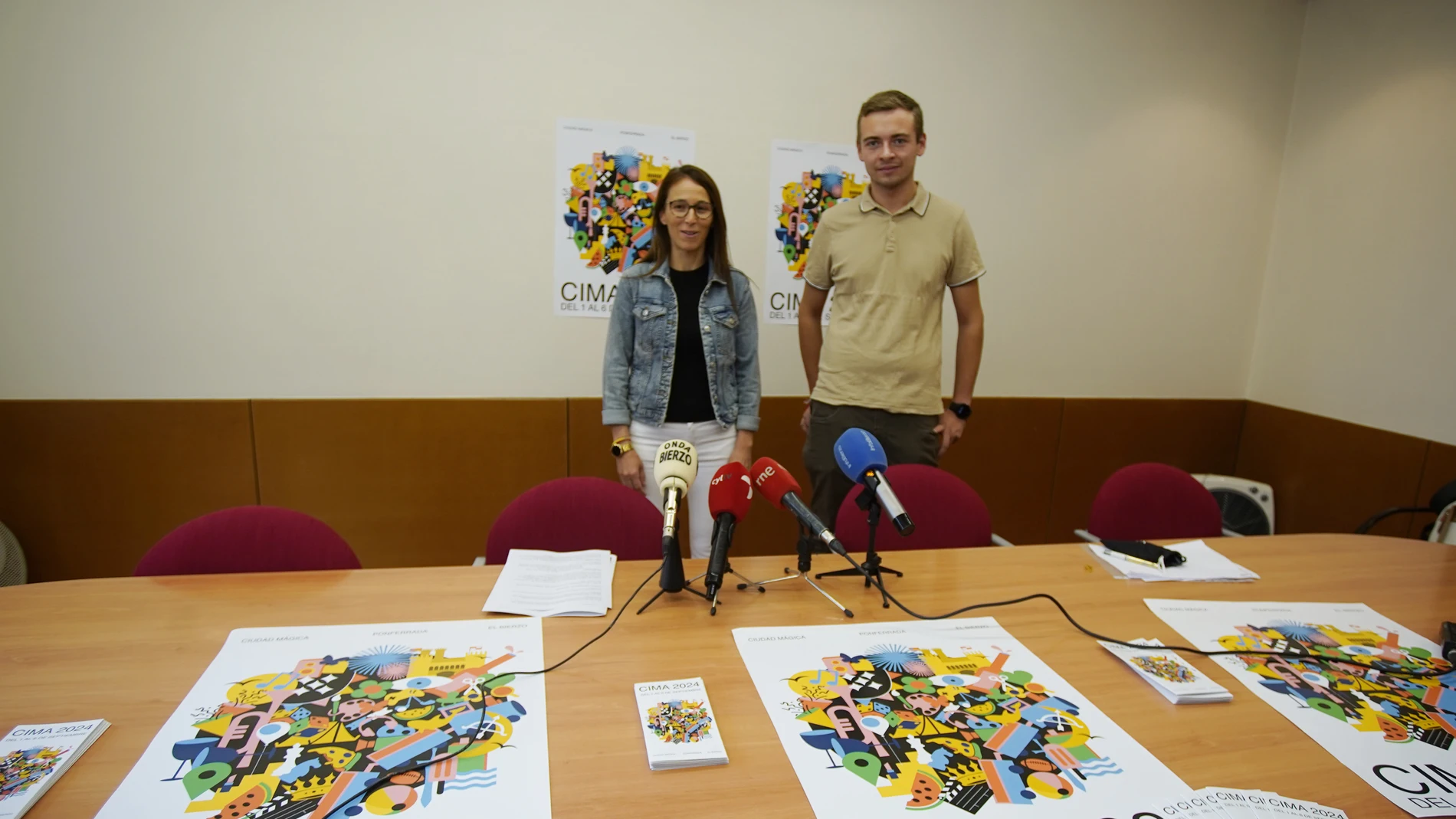 La concejala de Juventud de Ponferrada, Eva González, durante la presentación de Ciudad Mágica Cima 2024