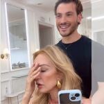 El cambio de look de Carmen Lomana a morena, su peluquero le gasta una broma: "Qué horror"