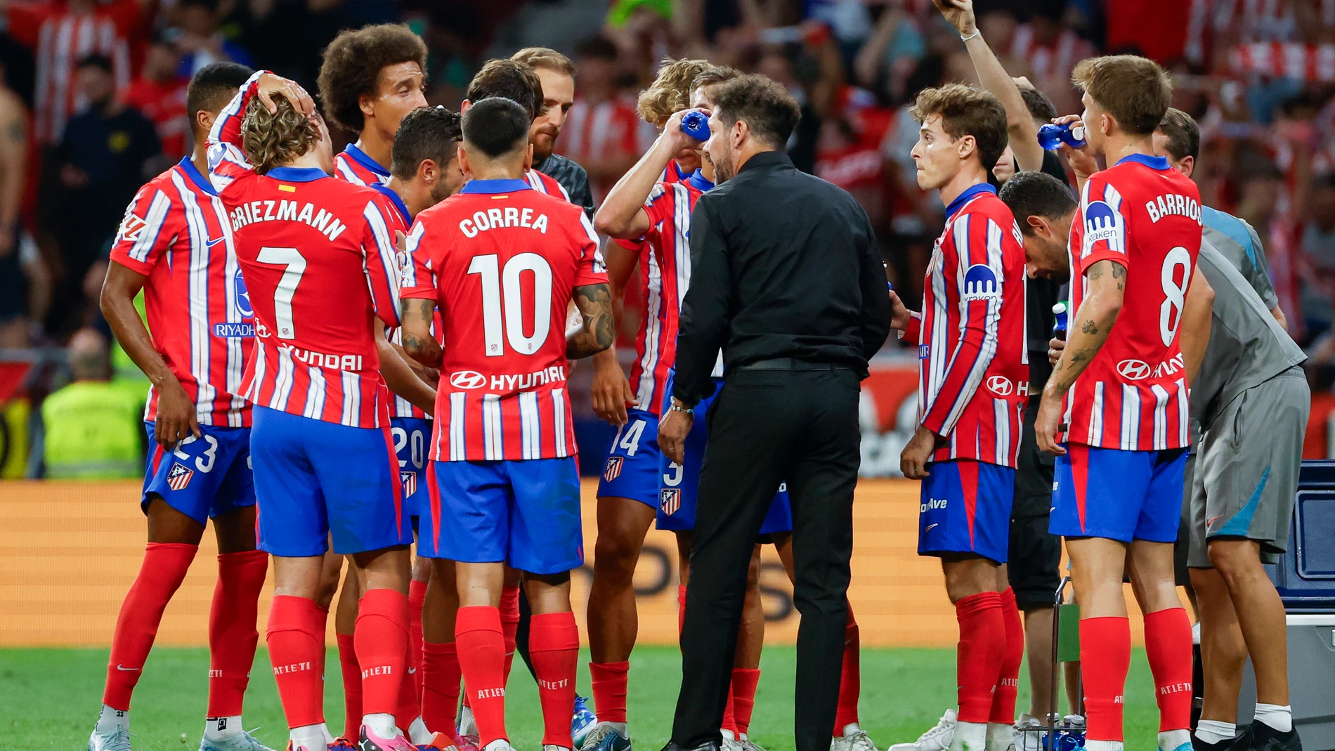 MADRID, 28/08/2024.- El entrenador del Atlético de Madrid Diego Simeone (c) junto a sus jugadores durante el partido de la tercera jornada de LaLiga que Atlético de Madrid y RCD Espanyol disputan hoy miércoles en el estadio Metropolitano, en Madrid. EFE/Mariscal