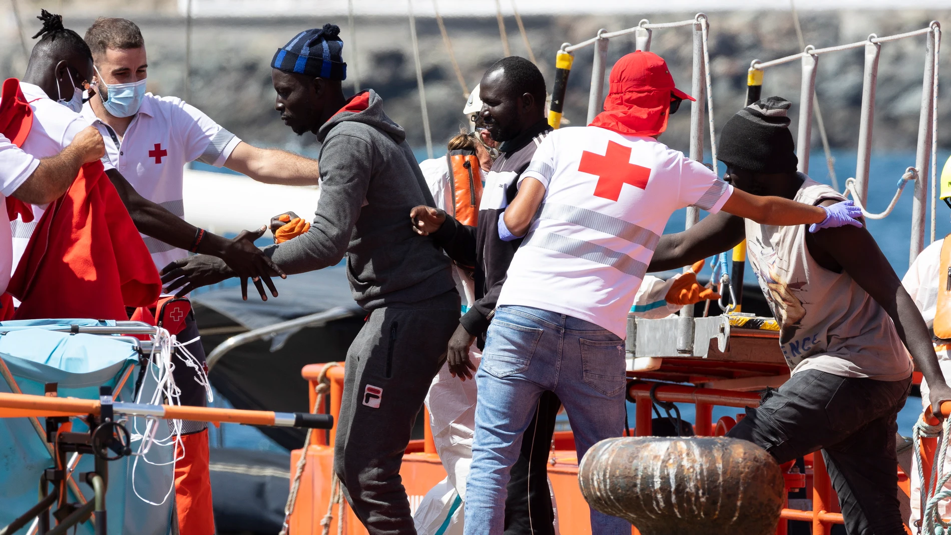 GRAFCAN3093. ARGUINEGUÍN (GRAN CANARIA) (ESPAÑA), 28/08/2024.- Salvamento Marítimo ha trasladado hasta el puerto de Arguineguín, en Gran Canaria, a las 120 personas de origen subsahariano que fueron rescatadas ayer de un cayuco que fue localizado a 520 kilómetros de Canarias. La embarcación la ocupaban 94 son hombres, 15 mujeres y 11 menores en aparente buen estado de salud. EFE/Quique Curbelo