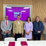 El director general de la Fundación Obra Social de Castilla y León (FUNDOS), José María Viejo, y el director residente en España de la James Madison University (JMU), Jesús Ángel Jiménez, firman un acuerdo de cooperación para estudiantes de la universidad americana en el Centro Cultural FUNDOS Fórum Salamanca