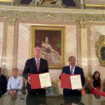 El consejero José Luis Sanz y el alcalde de Segovia, José Mazarías, suscriben el acuerdo de colaboración