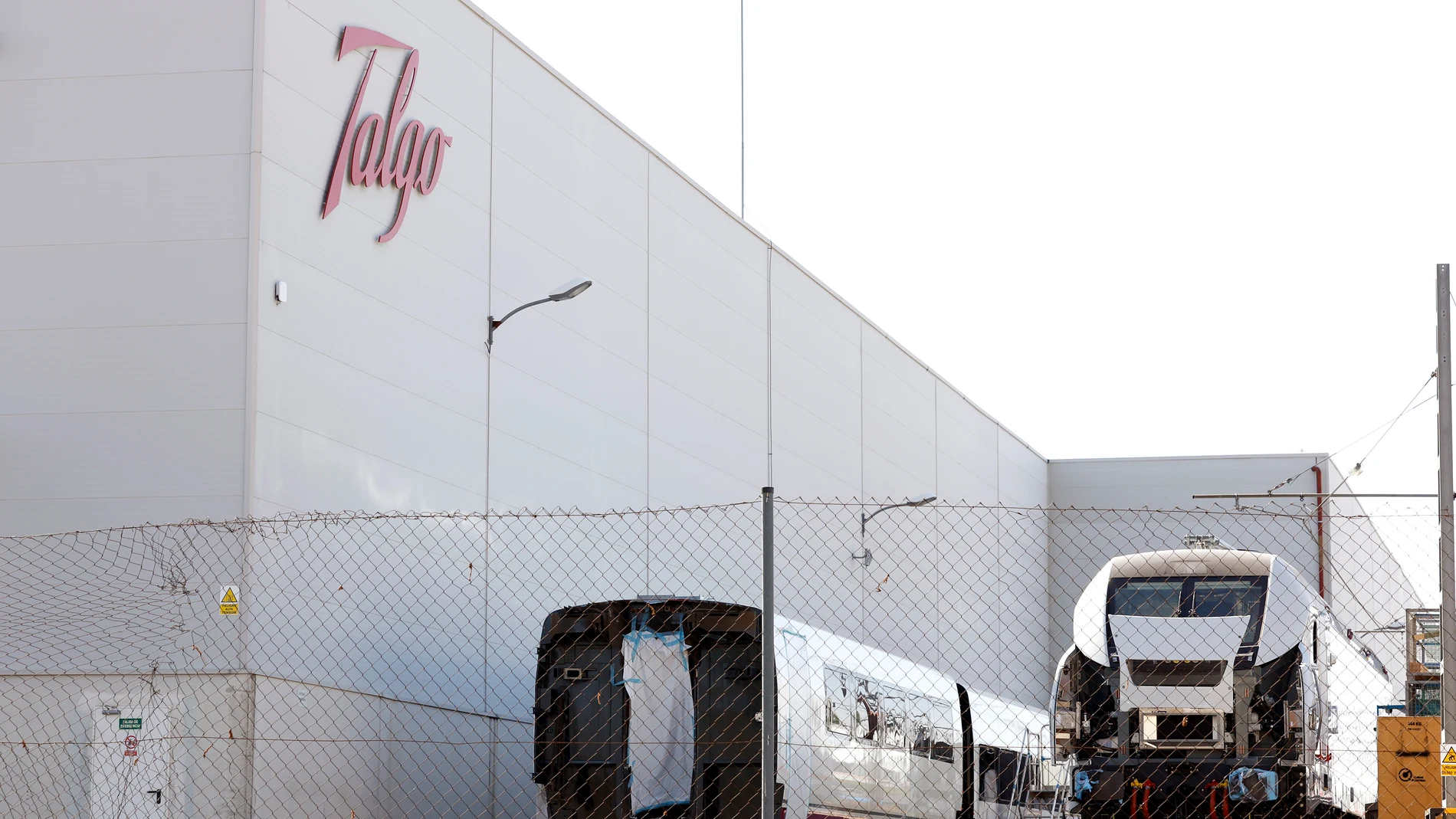 LAS ROZAS (MADRID, 28/08/2024.- Vista de la fábrica de Talgo en el barrio de Las Matas, en La localidad de Las Rozas. El ministro de Asuntos Exteriores, José Manuel Albares, ha justificado este miércoles el veto del Gobierno a la entrada del grupo húngaro Ganz Mavag en Talgo diciendo que se trata de una empresa estratégica y en que la defensa de intereses estratégicos no es incompatible con la libre circulación de capitales en la Unión Europea. EFE/J.P. Gandul