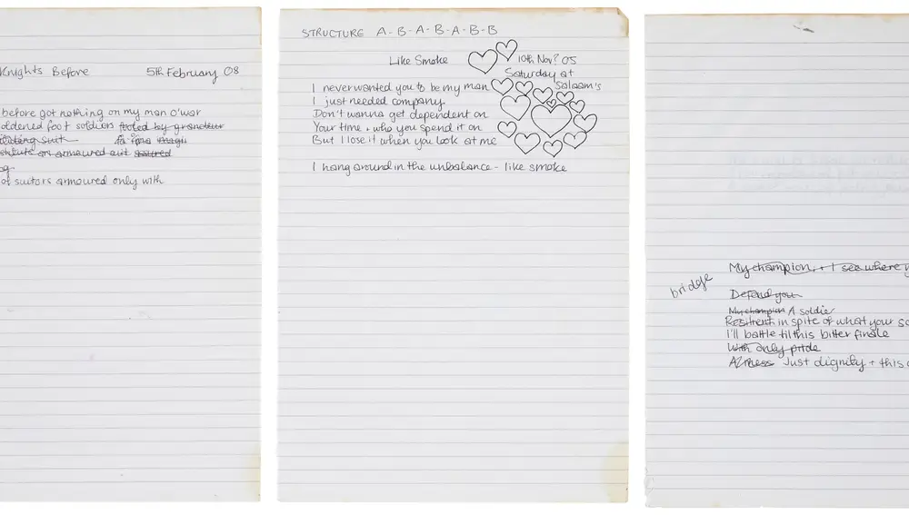 Canciones inéditas manuscritas y una camisa de Amy Winehouse salen a subasta en Londres