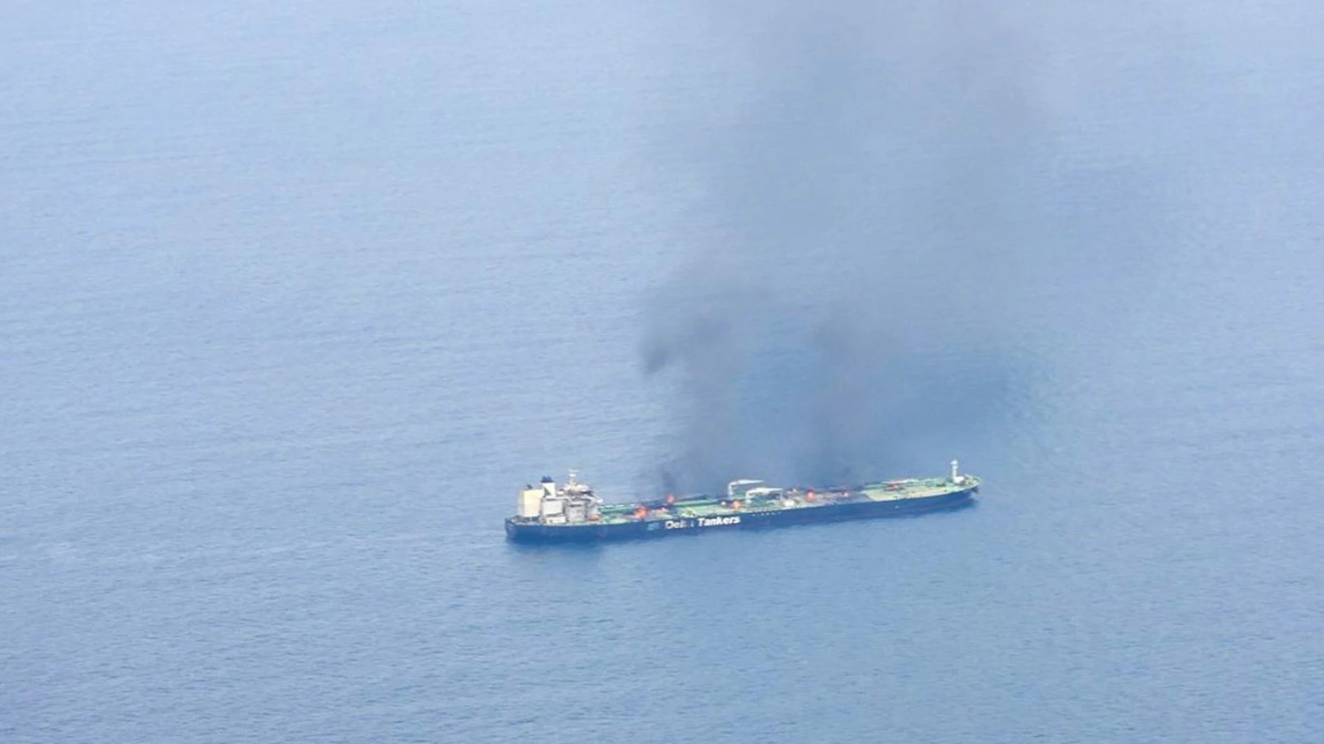 Red Sea (Yemen), 28/08/2024.- A handout photo made available by EUNAVFOR Aspides shows smoke rising from the Greek-flagged oil tanker Sounion following Yemen's Houthis attacks, in the Red Sea, 28 August 2024. The Greek-flagged oil tanker, which has been on fire since 23 August in the Red Sea, following Yemen's Houthis attacks, is still burning and now appears to be leaking oil, a US Pentagon spokesman said. Yemen's Houthis have claimed responsibility for a two-small boats and three projectile...
