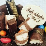 Decoración de chocolate sobre una tarta