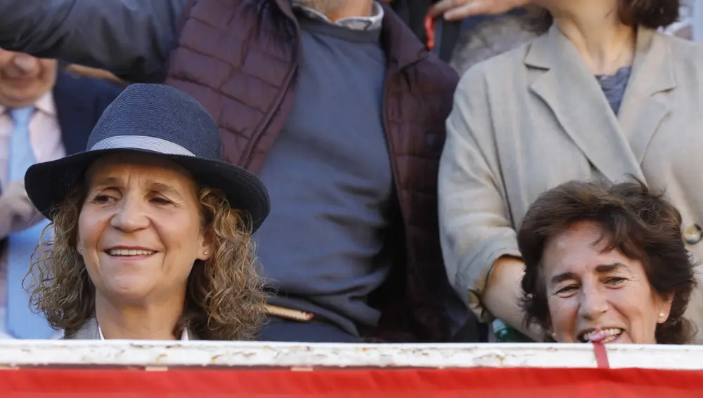 La Infanta Elena y Rita Allendesalazar en los toros.