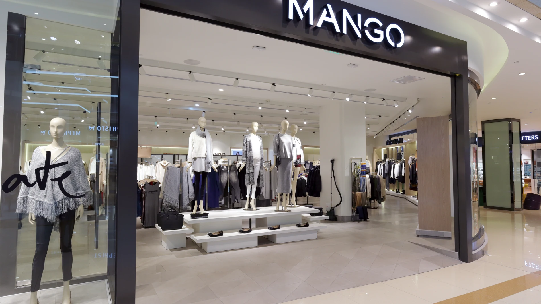 Tienda Mango en la ciudad de Xiamen, China.