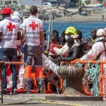 Rescatado un cayuco a la deriva con 120 migrantes a unas 320 millas de Gran Canaria