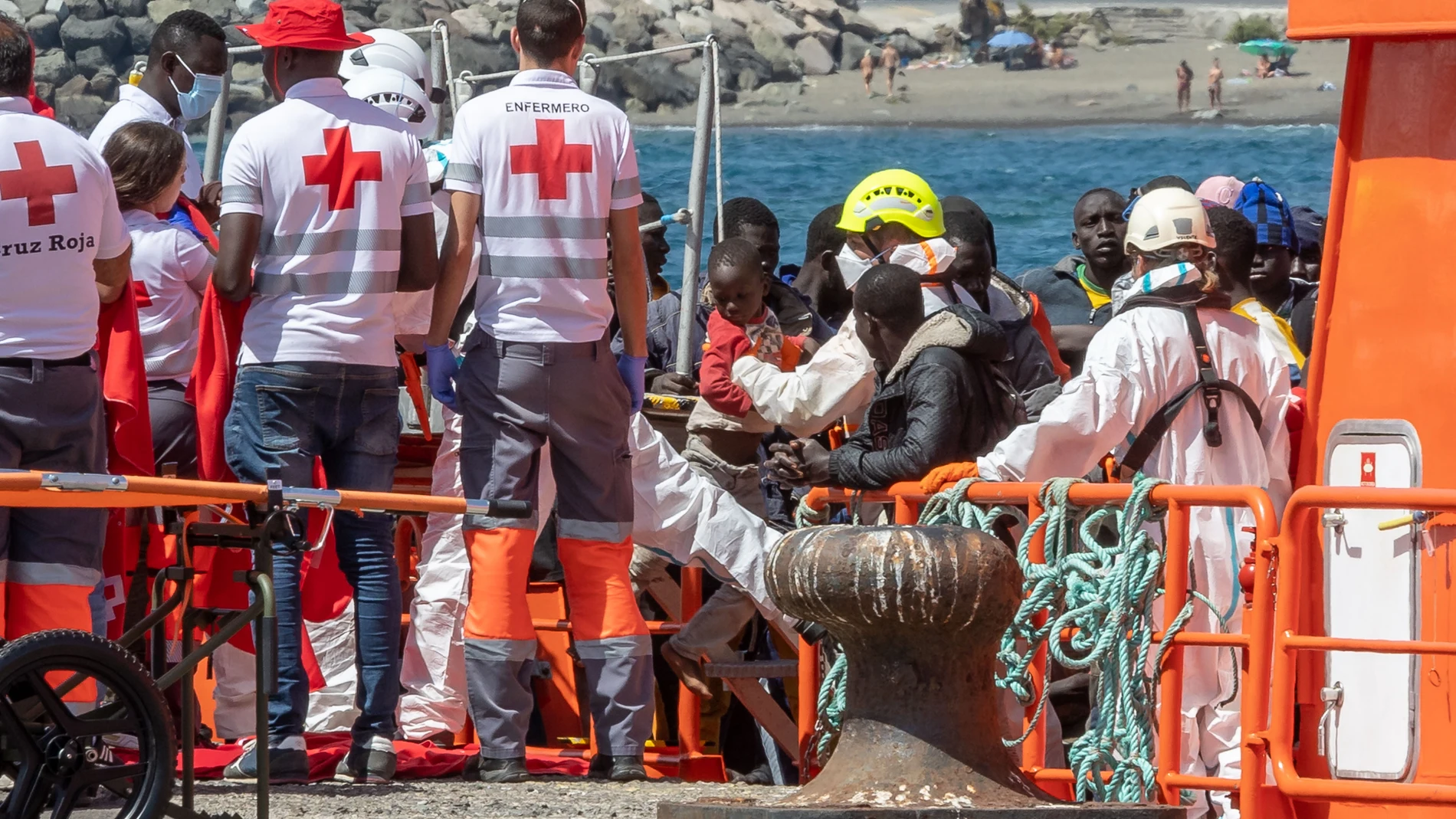 Varios migrantes son atendidos por los Servicios de Emergencias en el Muelle de Arguineguín, a 28 de agosto de 2024, en Gran Canaria, Canarias (España). Salvamento Marítimo ha rescatado un cayuco a la deriva con unos 120 migrantes subsaharianos, entre los que hay una mujer en estado grave, cuando navegaban a unas 320 millas náuticas (unos 590 kilómetros) al sur de la isla de Gran Canaria y que habrían salido hace dos días de Nouachotk (Mauritania). 28 AGOSTO 2024;INMIGRACIÓN;MIGRANTES;CRISIS...