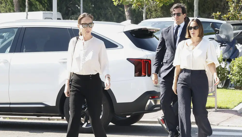 Isabel Preysler, Tamara Falcó e íñigo Onieva llegando a la capilla ardiente de Caritina Goyanes