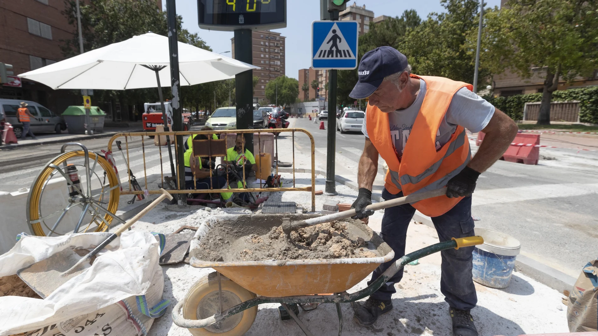 Un trabajador de la construcción junto a un termómetro que marca cuarenta grados en la avenida de la Fama de Murcia.Un trabajador de la construcción junto a un termómetro que marca cuarenta grados en la avenida de la Fama de Murcia.