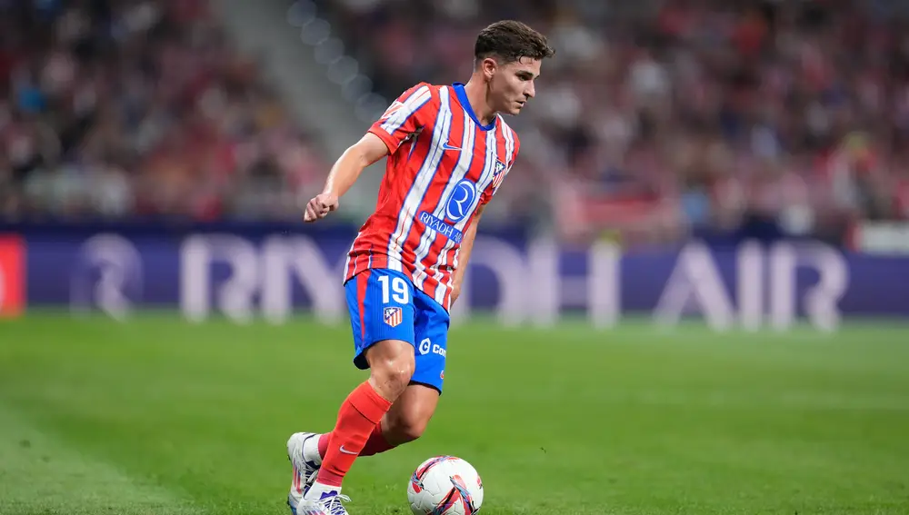 Julián Álvarez controlando el balón