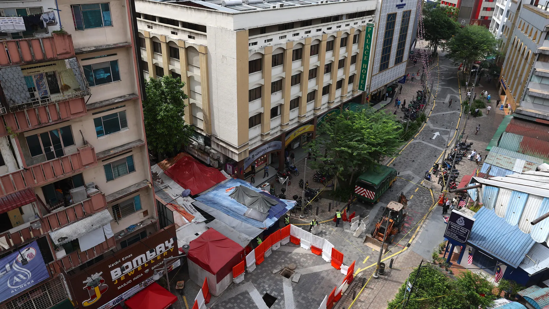 Kuala Lumpur (Malaysia), 28/08/2024.- General view of a new sinkhole that opened in the same area where an Indian woman fell into an eight-meter deep sinkhole on 23 August, in Kuala Lumpur, Malaysia, 28 August 2024. Access to the road was blocked with police lines and water barriers after a new sinkhole opened up, according to Kuala Lumpur City Hall (DBKL). Search and rescue (SAR) teams continue with the works to locate the Indian woman who plunged into an eight-meter deep sinkhole on 23 Augu...
