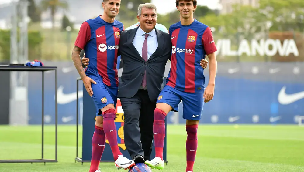 Joao Cancelo y Joao Felix en su presentación con el FC Barcelona.