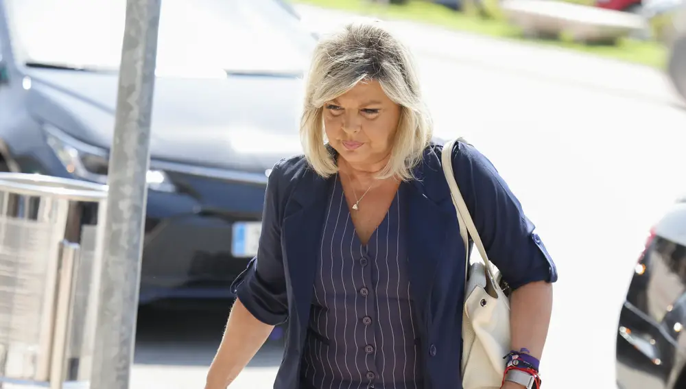 Terelu Campos llegando a la capilla ardiente de Caritina Goyanes en el tanatorio de Tres Cantos