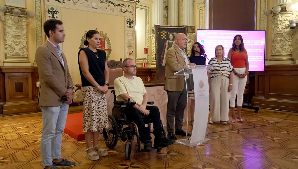 El alcalde de Valladolid, Jesús julio Carnero, explica las acciones en materia de accesibilidad previstas para la Feria y Fiestas de la Virgen de San Lorenzo 2024