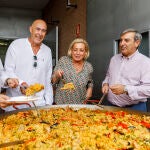El presidente del Comité Electoral y consejero de Movilidad, José Luis Sanz Merino, el secretario autonómico del PPCyL, Francisco Vázquez y la presidencia del Partido Popular en Segovia, Paloma Sanz, participan en la comida de inicio el curso político