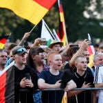 Simpatizantes del partido ultra Alternativa para Alemania participan en un acto de cierre de campaña en Dresde (Sajonia)