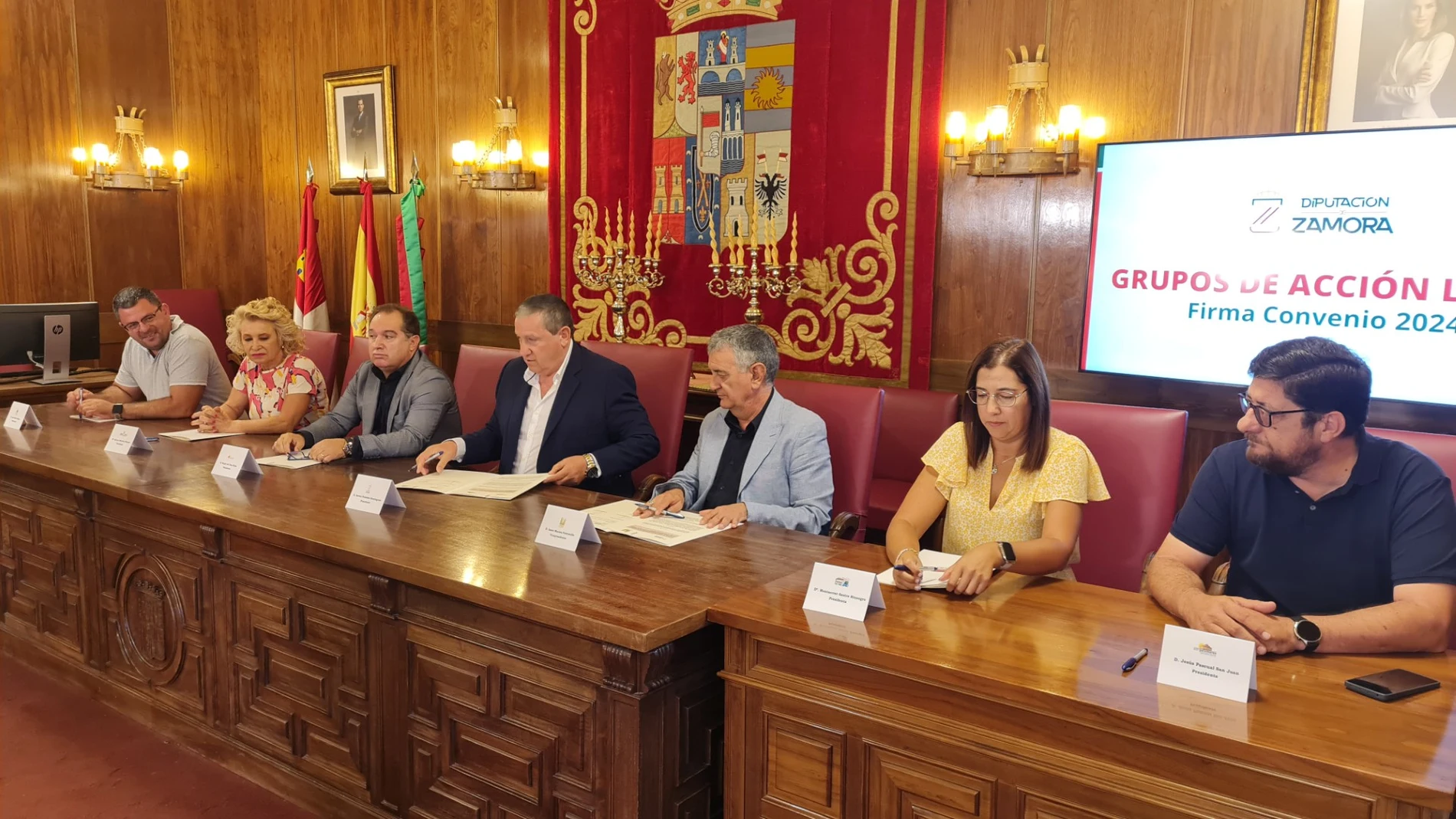 El presidente de la Diputación de Zamora, Javier Faúndez, suscribe los acuerdos con los representantes de los Grupos de Acción Local