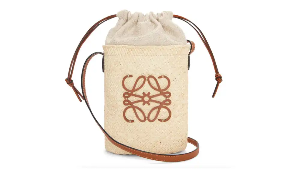 Bolso mini de rafia.