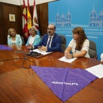 El alcalde de Ponferrada, Marco Morala, junto a las representantes de diferentes asociaciones de mujeres, informan sobre los Puntos Violeta para las fiestas de La Encina