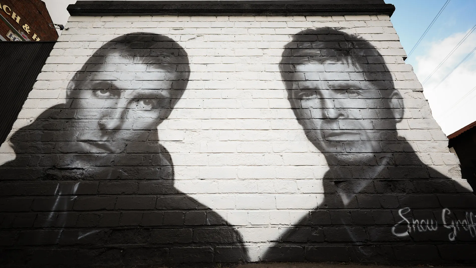 Manchester (United Kingdom), 29/08/2024.- A mural of Liam and Noel Gallagher of British band Oasis on the wall of the Coach and Horses pub in Manchester, Britain, 29 August 2024. The mural was painted by street artist Snow Graffiti Scott and appeared shortly after the band announced their reunion. Oasis have announced a number of live reunion concert dates in Cardiff, Manchester, London, Edinburgh, and Dublin, having reformed after a 15-year split. (Reino Unido, Edimburgo, Londres) EFE/EPA/AD...