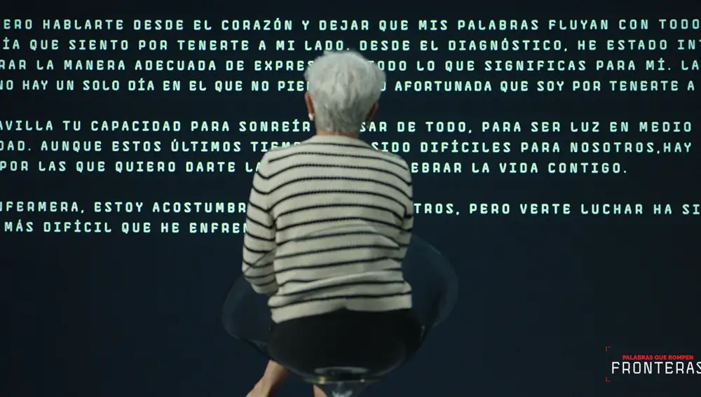 La esposa de un paciente de LLC lee la carta que ha generado para ella la IA