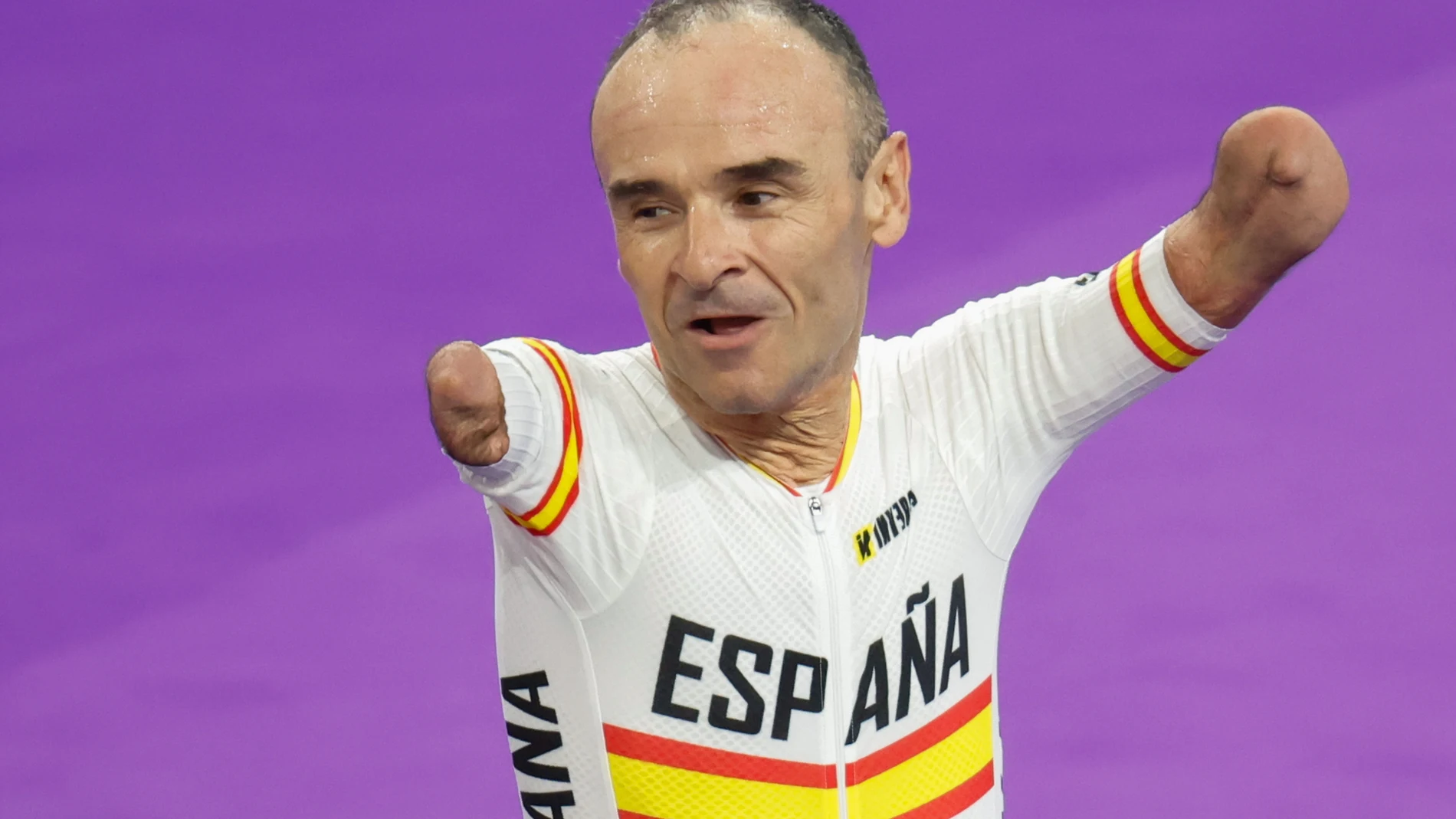 PARÍS , 29/08/2024.-El ciclista español Ricardo Ten tras la prueba de persecución de 3000 metros, en la que ha conseguido la medalla de bronce, este jueves en los Juegos Paralímpicos París 2024. EFE/Javier Etxezarreta