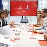 El presidente de la Generalitat valenciana, Carlos Mazón, ayer con el alcalde de Mislata, Carlos Fernández Bielsa