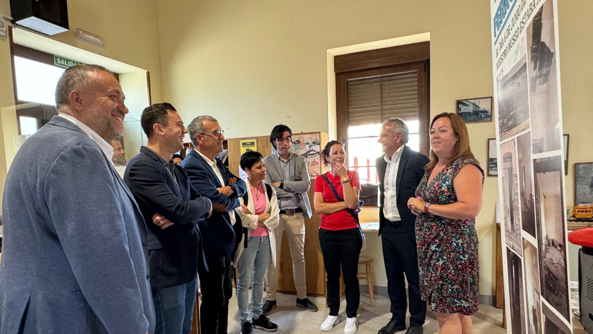 El secretario de estado de Reto Demográfico, Francés Boya, visita el municipio de Villagatón-Brañuelas (León). Le acompaña el delegado del Gobierno, Nicanor Sen, entre otros