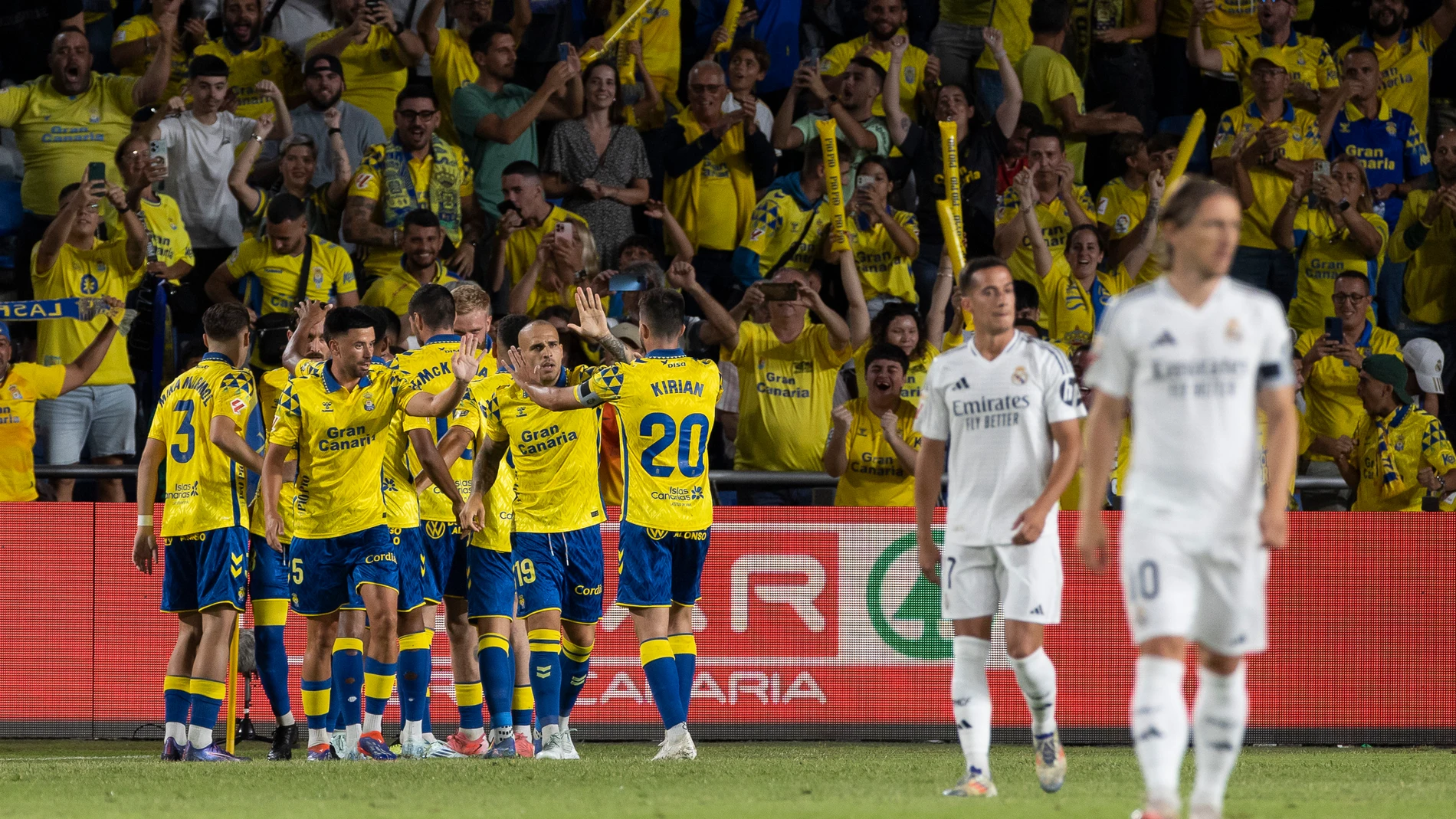 LAS PALMAS DE GRAN CANARIA, 29/08/2024.- Los jugadores de la UD Las Palmas celebran el primer gol del equipo durante el partido de la tercera jornada de LaLiga que UD Las Palmas y Real Madrid disputan hoy jueves en el estadio de Gran Canaria. EFE/Quique Curbelo
