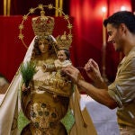 Andrés Acosta, con el manto que ha creado para la imagen venerada en La Palma. 