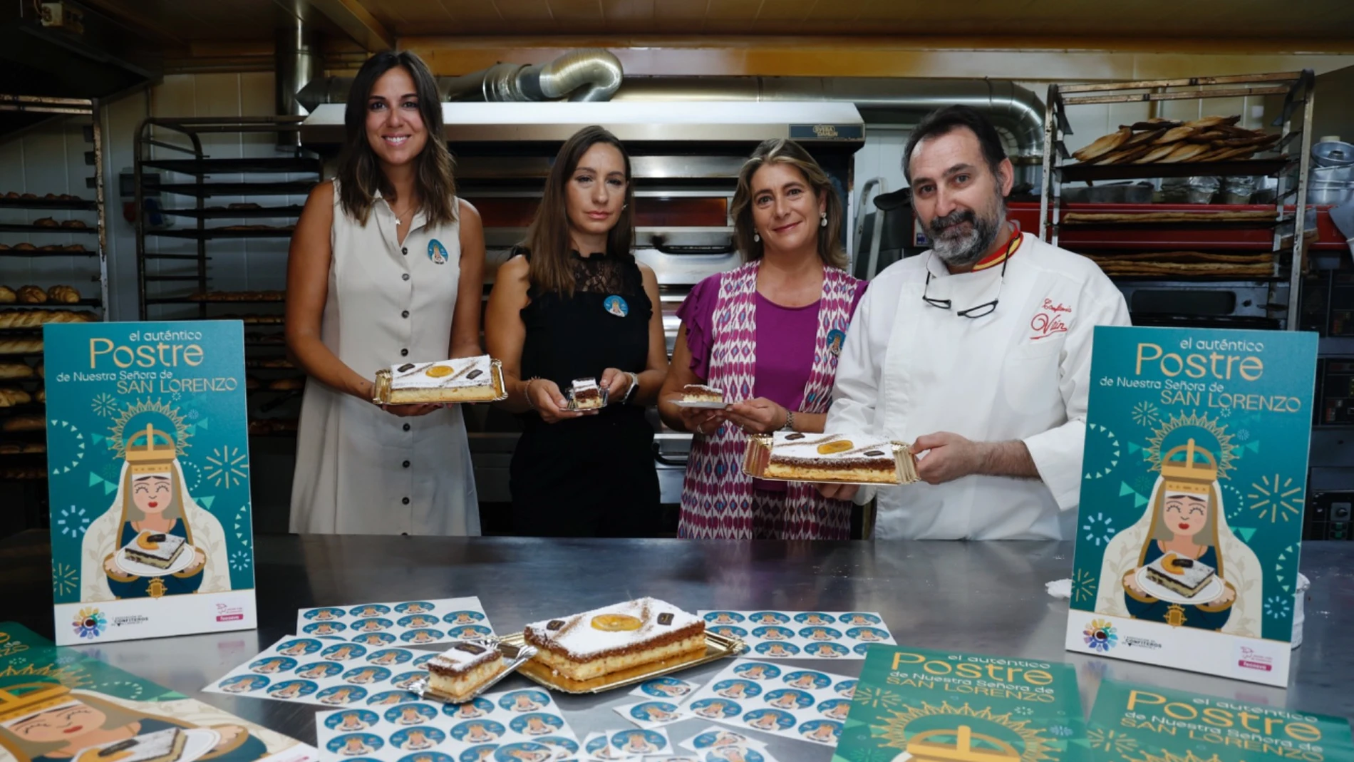 La concejala de Turismo, Eventos y Marca Ciudad, Blanca Jiménez Cuadrillero, y el presidente de la Asociación de Confiteros de Valladolid, Rafael Mesonero, presentan el postre