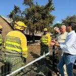 El consejero Gonzalo Santonja conversa con varios agentes forestales que han actuado en el incendio