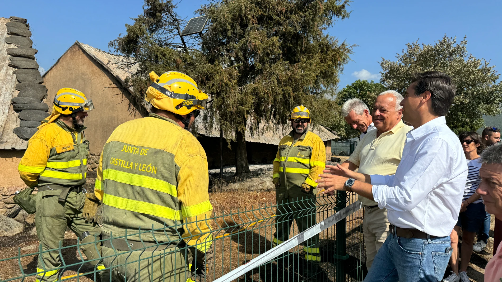 El consejero Gonzalo Santonja conversa con varios agentes forestales que han actuado en el incendio