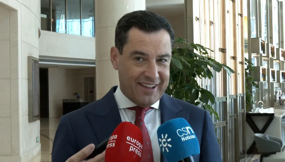 El presidente de la Junta de Andalucía, Juanma Moreno, en la atención a medios con motivo del encuentro institucional mantenido con líderes del Departamento Internacional del Comité Central del Partido Comunista de China.