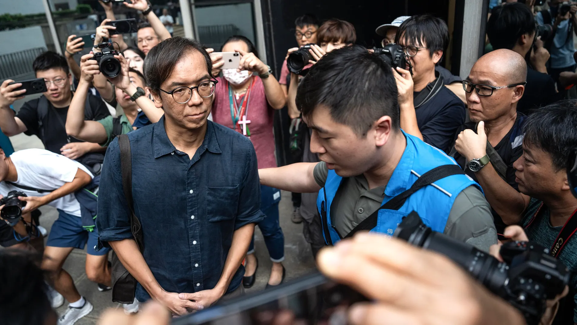 Hong Kong (China), 29/08/2024.- Former Stand News editor-in-chief Chung Pui-kuen (C) is surrounded by members of the media as he leaves the District Court following the verdict in the trial of now-defunct Hong Kong's news outlet Stand News, in Hong Kong, China, 29 August 2024. Two journalists who ran the pro-democracy news outlet Stand News on 29 August were found guilty of conspiracy to publish seditious materials. Stand News was forced to close its operations in December 2021 following the ...
