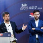 El secretario general del PSOE en Castilla y León y portavoz en las Cortes, Luis Tudanca, y el secretario general de Juventudes Socialistas y senador por Castilla y León, Fran Díaz