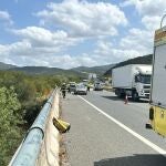 Cádiz.-Sucesos.- Un fallecido y dos heridos, uno muy grave, al caer su coche por un viaducto a diez metros en la A-381