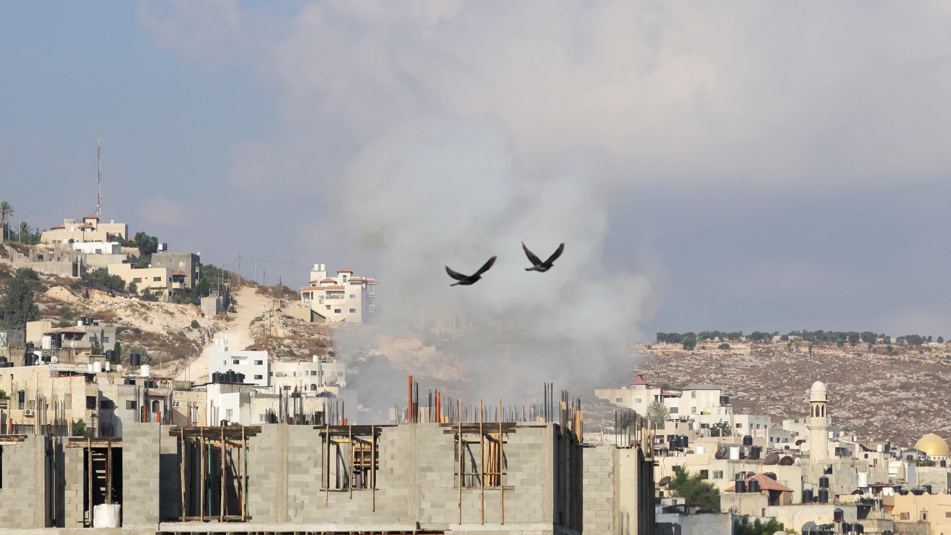 Jenin (-), 30/08/2024.- Smokes rises over Jenin refugee camp during the third day of an Israeli military operation in the West Bank city of Jenin, 30 August 2024. According to the Palestinian Health Ministry, at least 18 Palestinians were killed following Israeli military operations in the West Bank cities of Tulkarem, Jenin and Tubas between 28 and 30 August 2024. The Israeli army said that it's conducting a large-scale counter-terrorism operation in several areas. More than 40,000 Palestini...