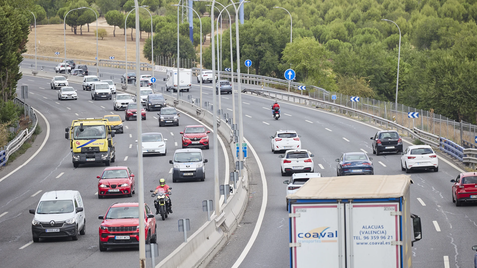 Varios vehículos en la autovía A-3, a 30 de agosto de 2024, en Madrid (España). La Dirección General de Tráfico (DGT) prevé 4.760.000 movimientos de largo recorrido con motivo de la operación retorno del verano que se pone en marcha desde las 15.00 horas de hoy y se prolongará hasta la medianoche del domingo, 1 de septiembre. En esta operación, coincidirán los movimientos de retorno que serán escalonados durante el fin de semana, principalmente el domingo y los días previos, desde las zonas t...