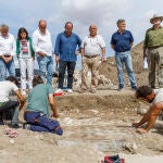 El consejero de Cultura, Turismo y Deporte, Gonzalo Santonja, junto al vicepresidente de las Cortes, Francisco Vázquez, y el presidente de la diputación, Miguel Ángel De Vicente; visitan la ciudad romana de Confloenta