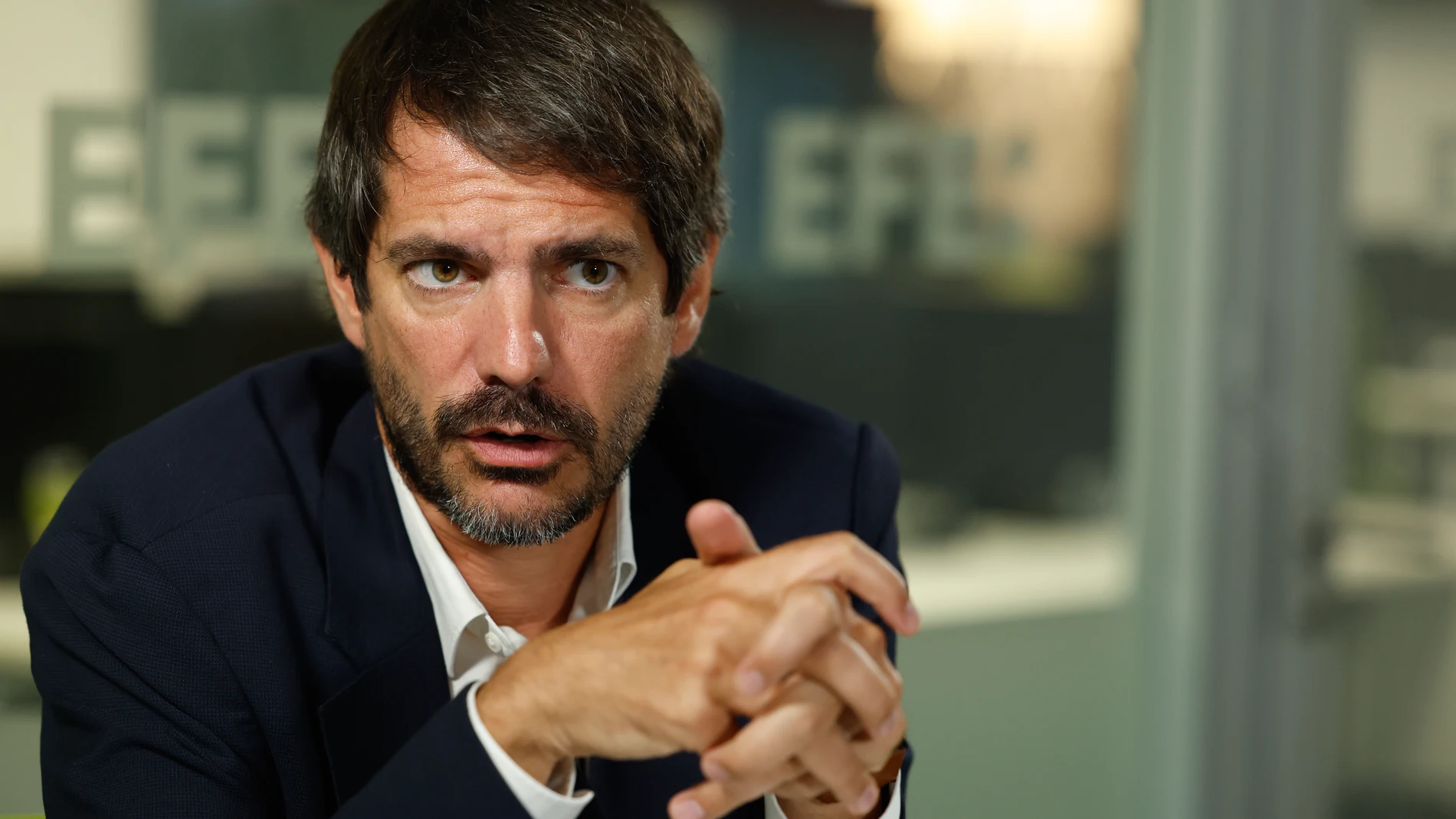MADRID, 30/08/2024.- El ministro de Cultura, Ernest Urtasun, cree que el diálogo propiciará el respaldo de los independentistas catalanes a los presupuestos para 2025 que quiere presentar el Gobierno, y por su parte está convencido de recabar el apoyo de Junts y ERC aumentando el esfuerzo en favor de las lenguas cooficiales. Urtasun explica en una entrevista con EFE "Estoy convencido de que voy a encontrar la simpatía de partidos como ERC y Junts en esta materia". EFE/Chema Moya