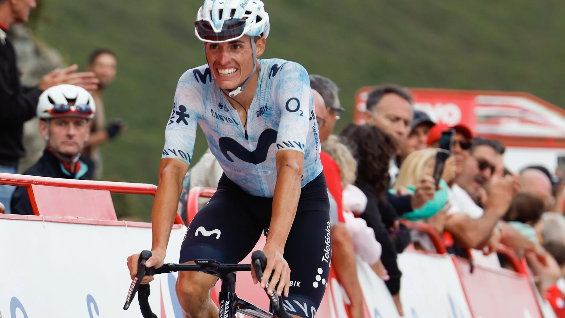 LUGO, 30/08/2024.- El ciclista español Enric Mas, del equipo Movistar, durante la decimotercera etapa de la Vuelta ciclista a España que se ha disputado este viernes sobre 176 kilómetros entre Lugo y el Puerto de Ancares. EFE/Javier Lizón