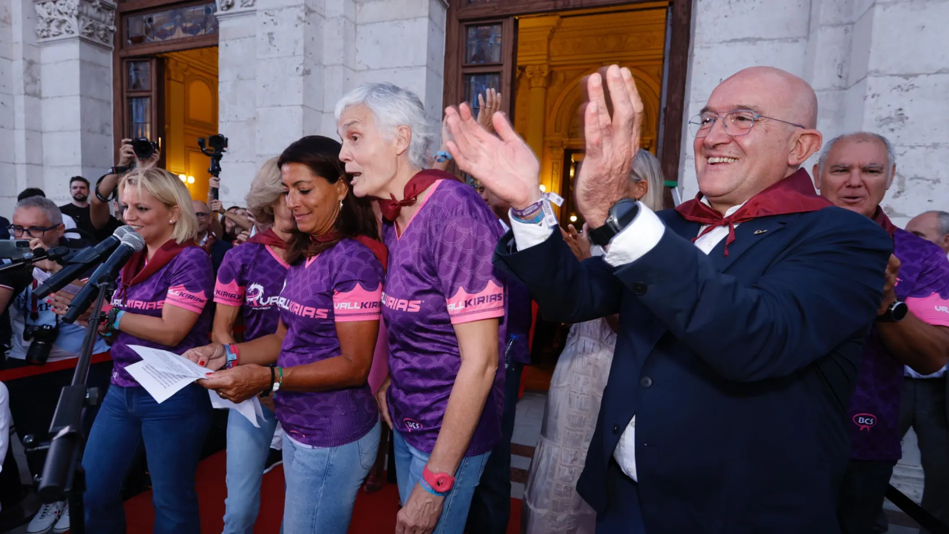 Las cuatro componentes de las "Wallkirias Pîsuerga" que han leído el pregón junto al alcalde de Valladolid, Jesús Julio Carnero
