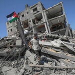 Residents return to destroyed homes in Gaza