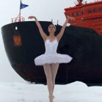 La actuación de una bailarina interpretando "El lago de los cisnes": en el Polo Norte rodeada de hielo.